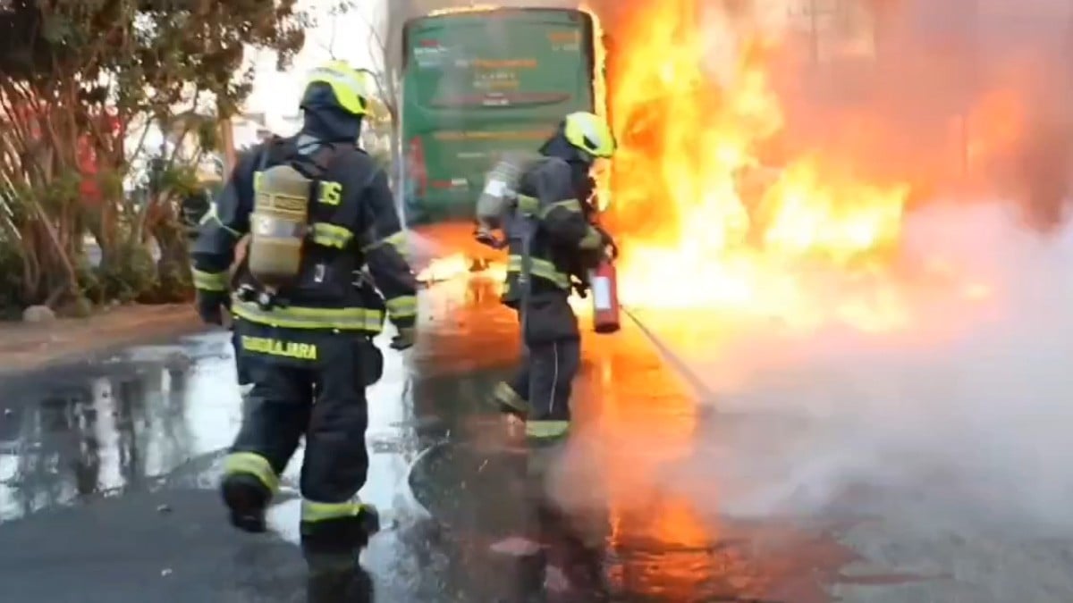 VIDEO Camión urbano se incendia con pasajeros a bordo y el chofer sale corriendo