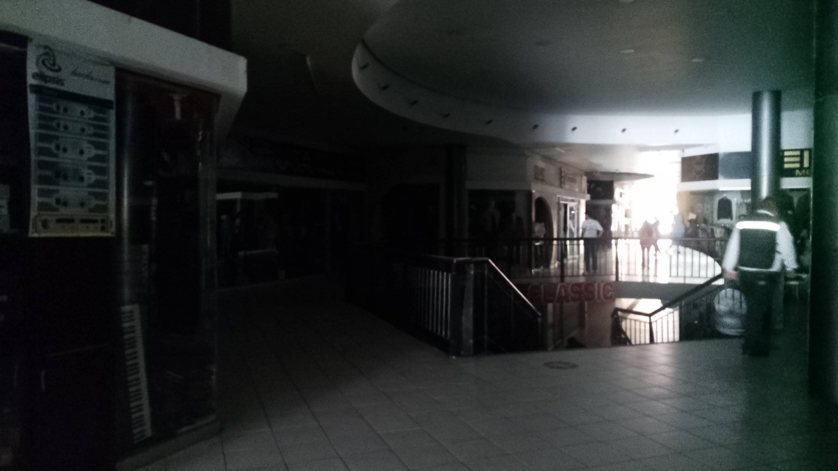 ¡Zona Peatonal sin luz! Comerciantes 'se las ven negras' en plenas compras navideñas