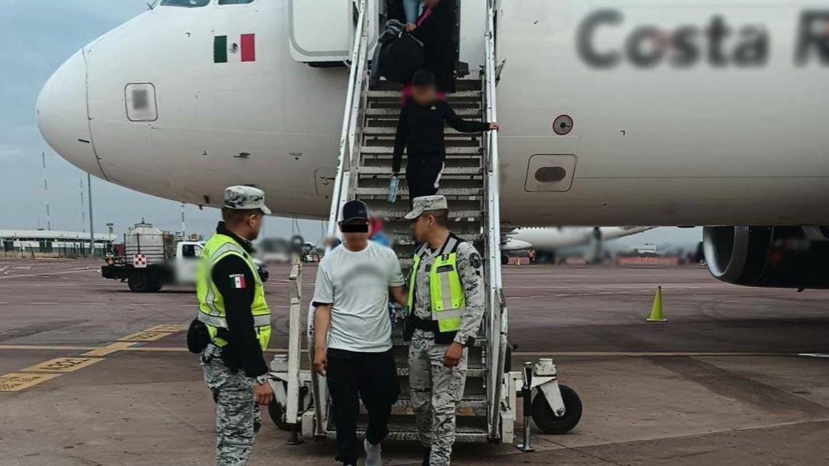 Llevan a Puente Grande a hombre que intentó desviar vuelo 