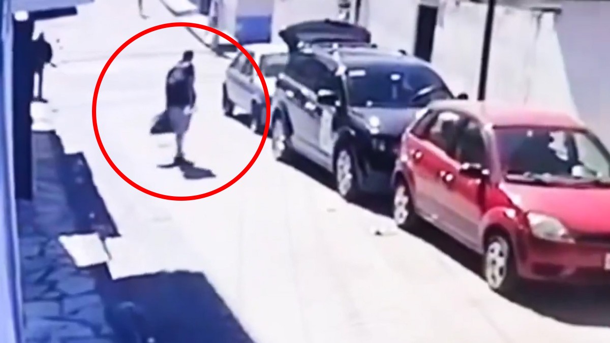 VIDEO Captan cuando sicarios asesinan a dos hombres que subían a una camioneta