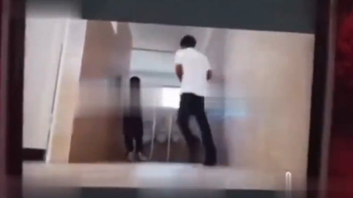 VIDEO Alumno de secundaria se graba mientras da fuerte golpiza a un compañero