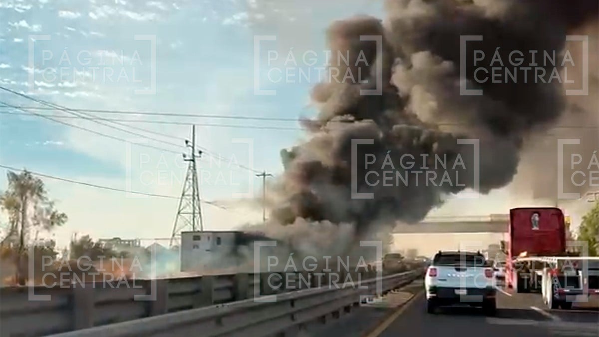 VIDEO ¡Toma tus Precauciones! Incendio de tráiler causa alerta en la carretera León-Silao