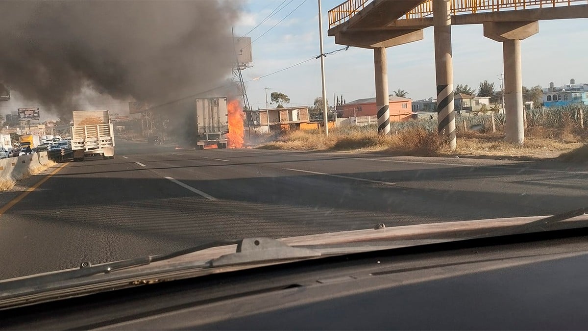 VIDEO Apagan incendio en tráiler y descubren cuerpo calcinado en la León-Silao