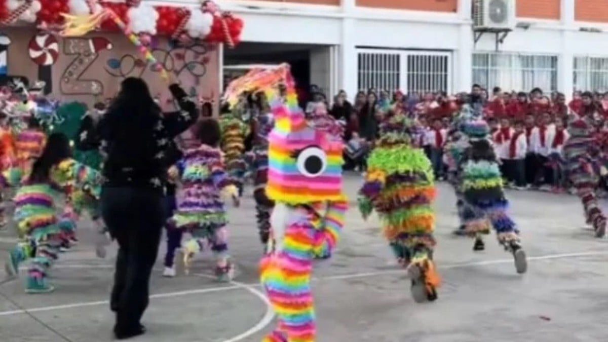 VIDEO Maestra disfraza a sus alumnos de piñatas y corre a 'golpearlos' con un palo