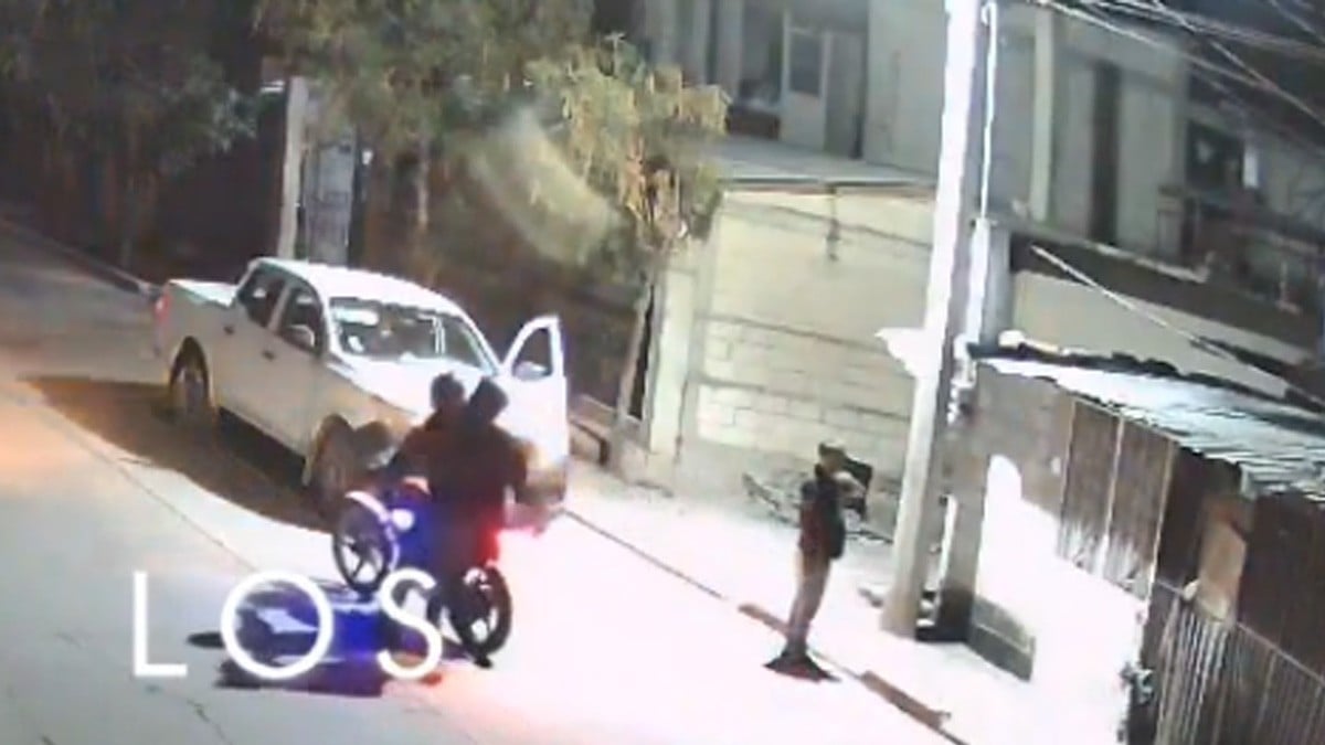 VIDEO Ladrones se llevan camioneta y dejan a padres en la calle con su hija en brazos