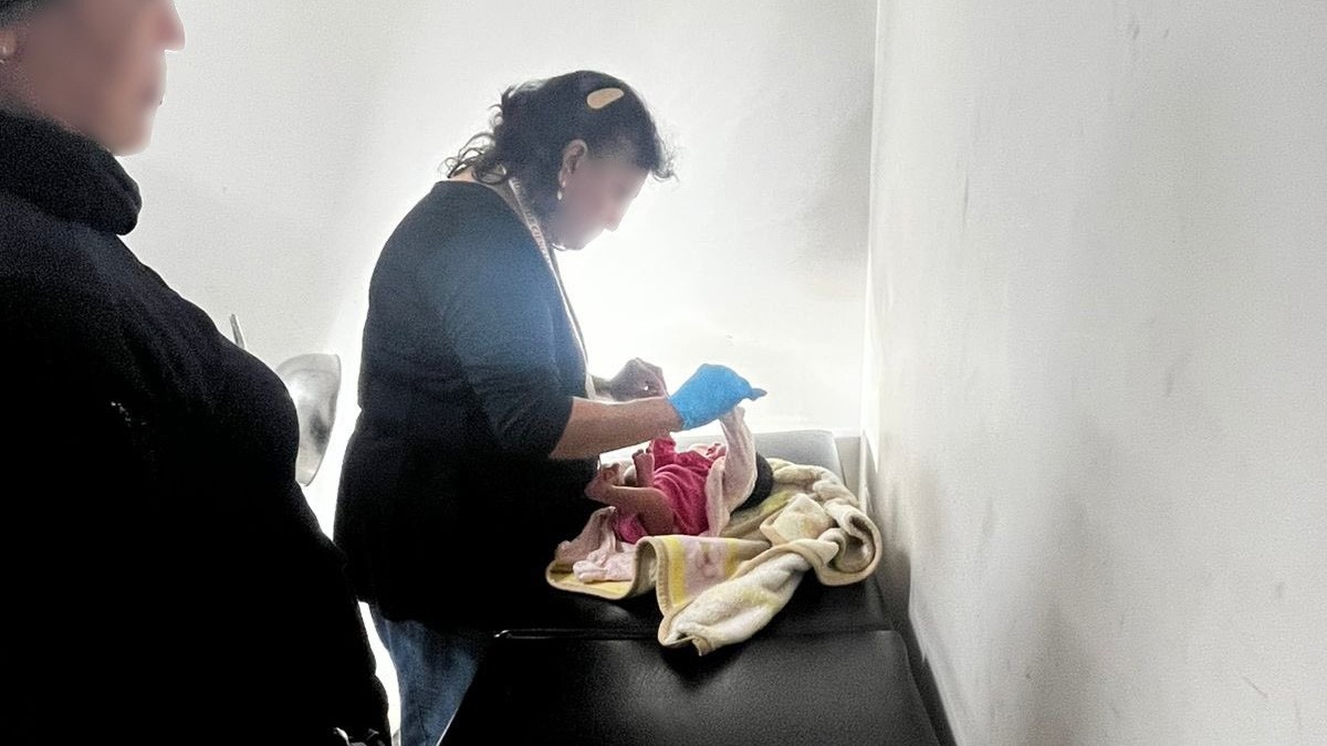 Mujer roba a recién nacido en una clínica y se lo lleva a bordo de un taxi