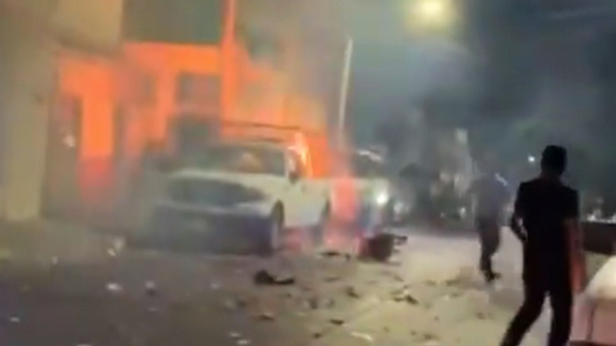 VIDEO Camioneta cargada con pirotecnia explota cerca de un mercado navideño