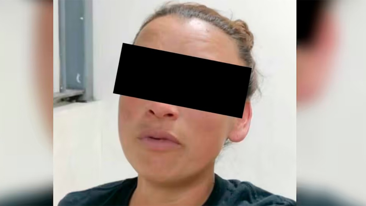 Detienen a mujer por maltratar a su hijo frente a policías