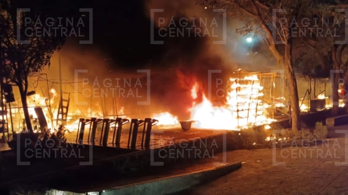 ¡Voraz incendio! Vecinos escucharon un fuerte estruendo y comenzó el fuego en el mercado