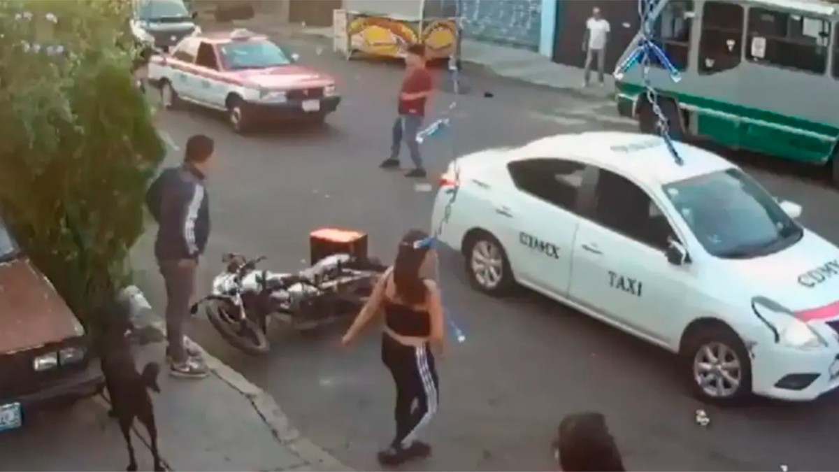¡De locos! VIDEO Ruda campal entre taxistas y vecinos deja 1 muerto y 10 heridos