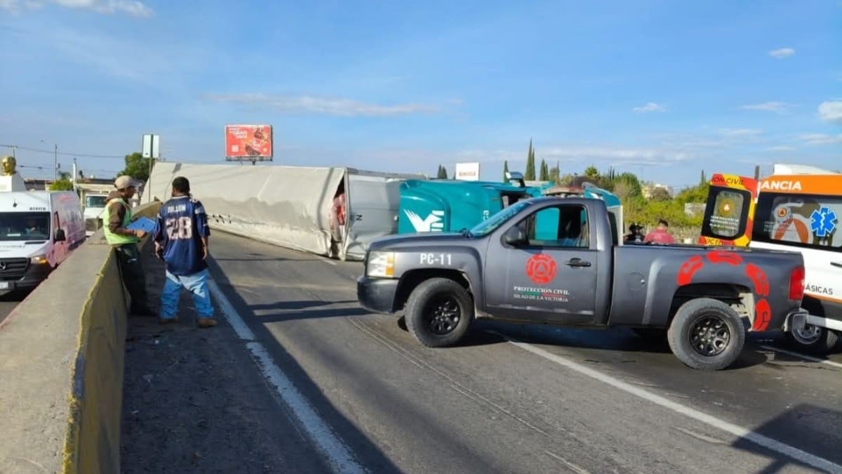 ¡Caos vial! Volcadura de tráiler desquicia el tráfico en la León-Silao
