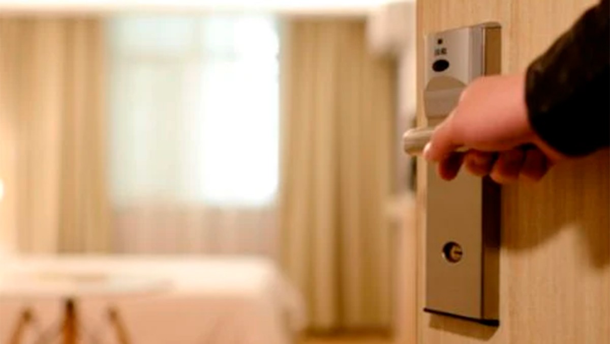 ¡Solo con tu cel! Te decimos cómo detectar cámaras ocultas en los moteles