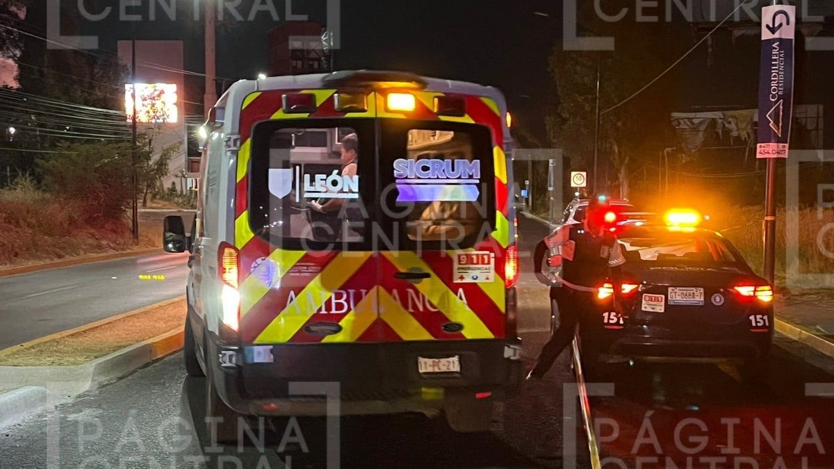 Motociclista fallece y su hijo queda herido al derrapar sobre Paseo de los Insurgentes