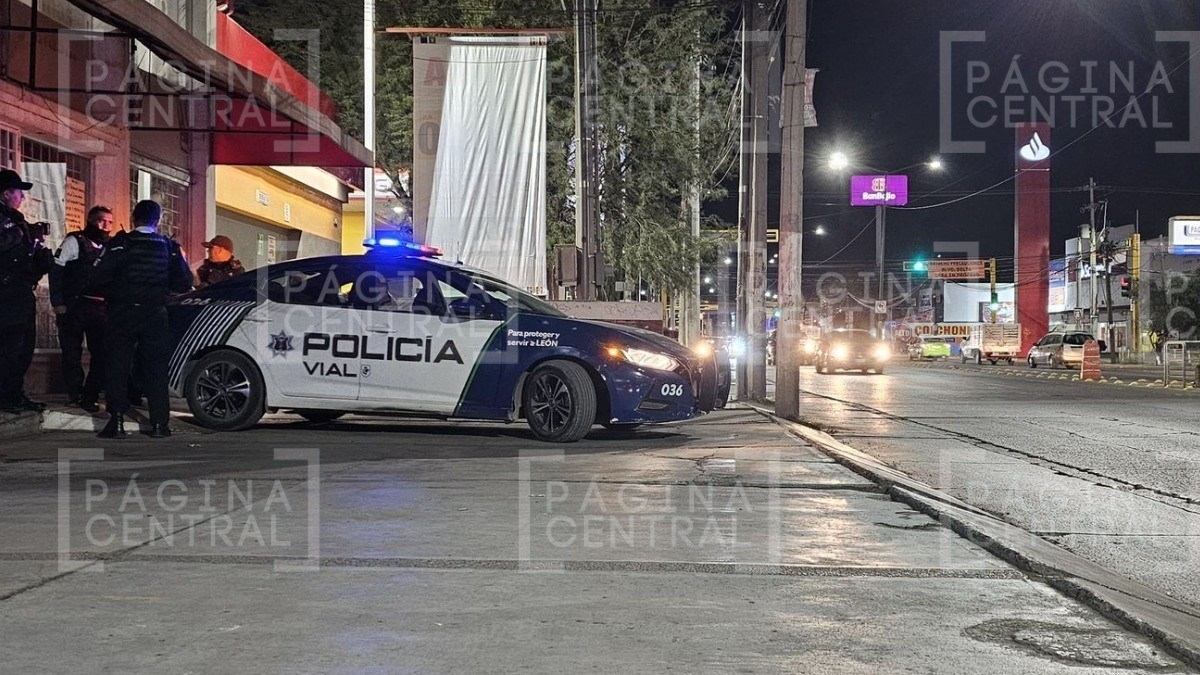 ¡Imprudente! Peatón intenta ganar el paso a moto, pero todos quedan regados en el bulevar