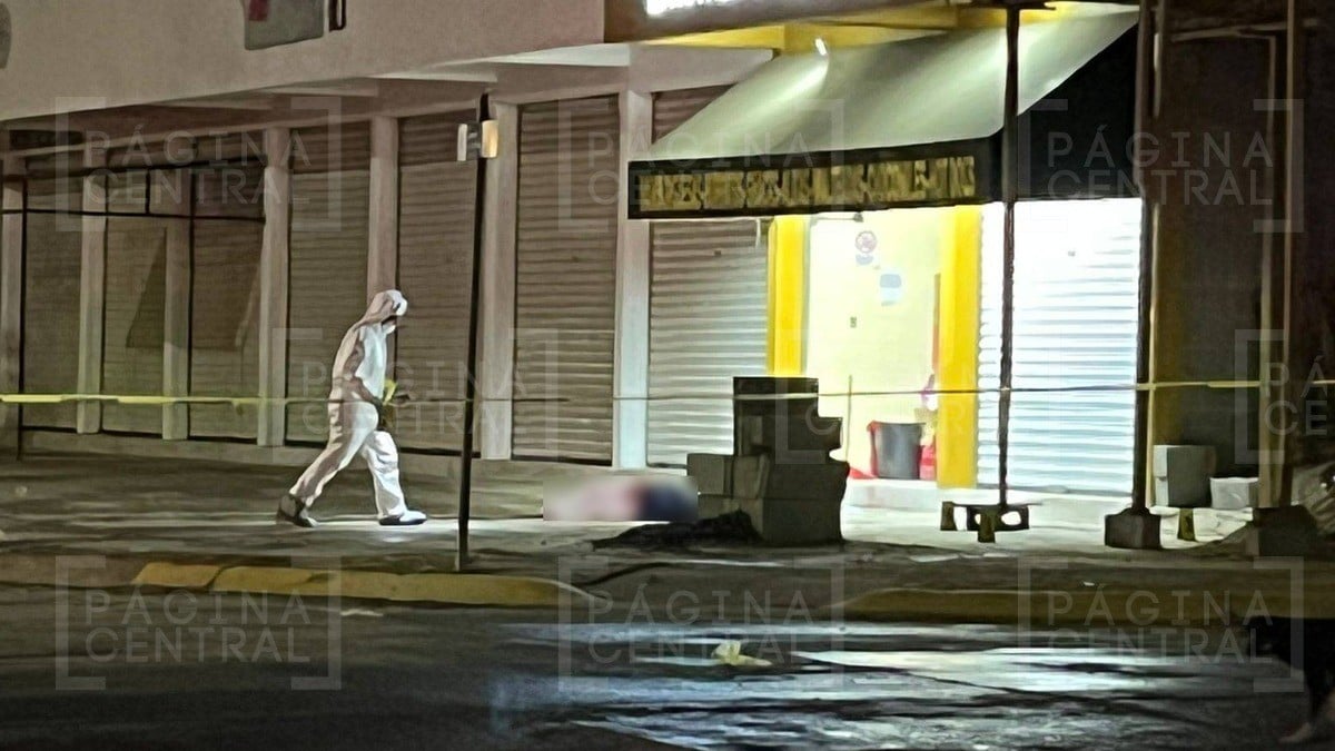 Acribillan a dos hombres afuera de una hamburguesería en Villas de Barceló, muere uno