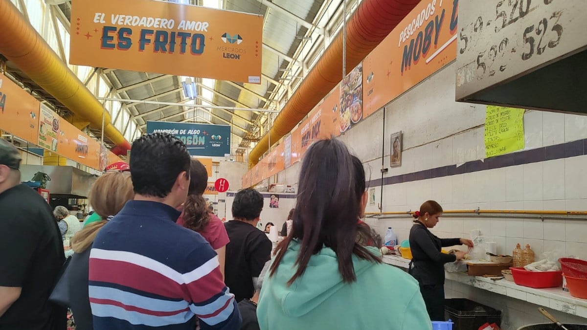 ¡Tarde pero seguro! Se 'curan la cruda' en el Carro Verde