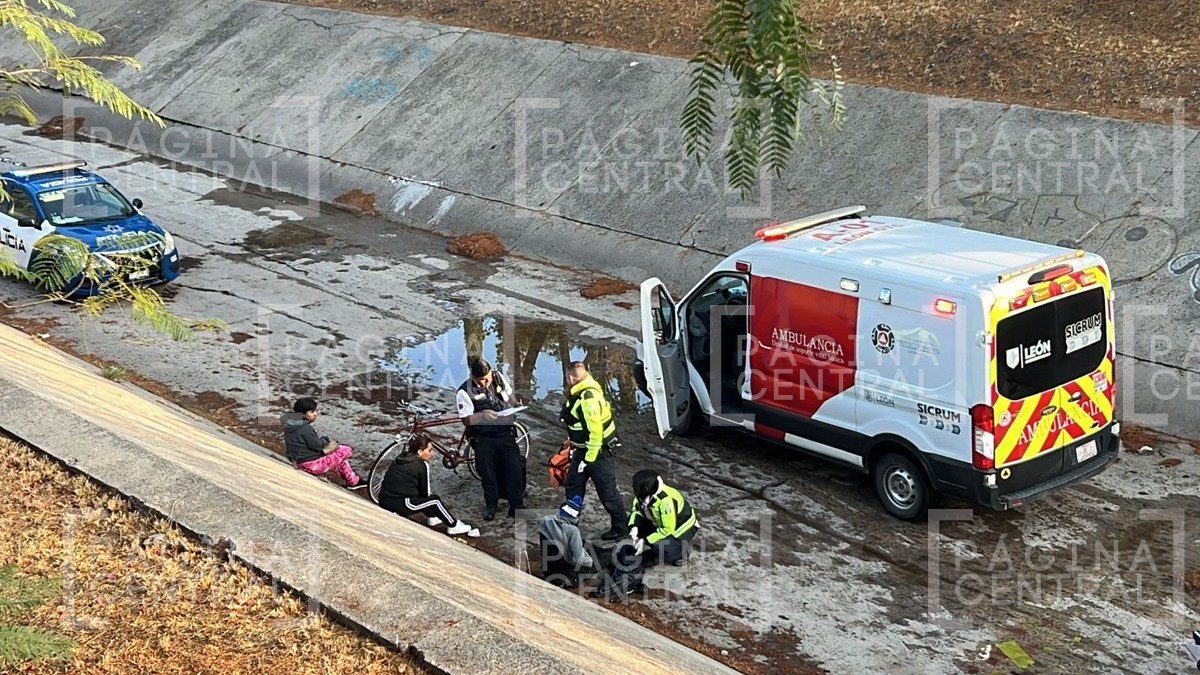 Ciclista cae al fondo del Malecón del Río cuando escapaba de alguien que lo perseguía