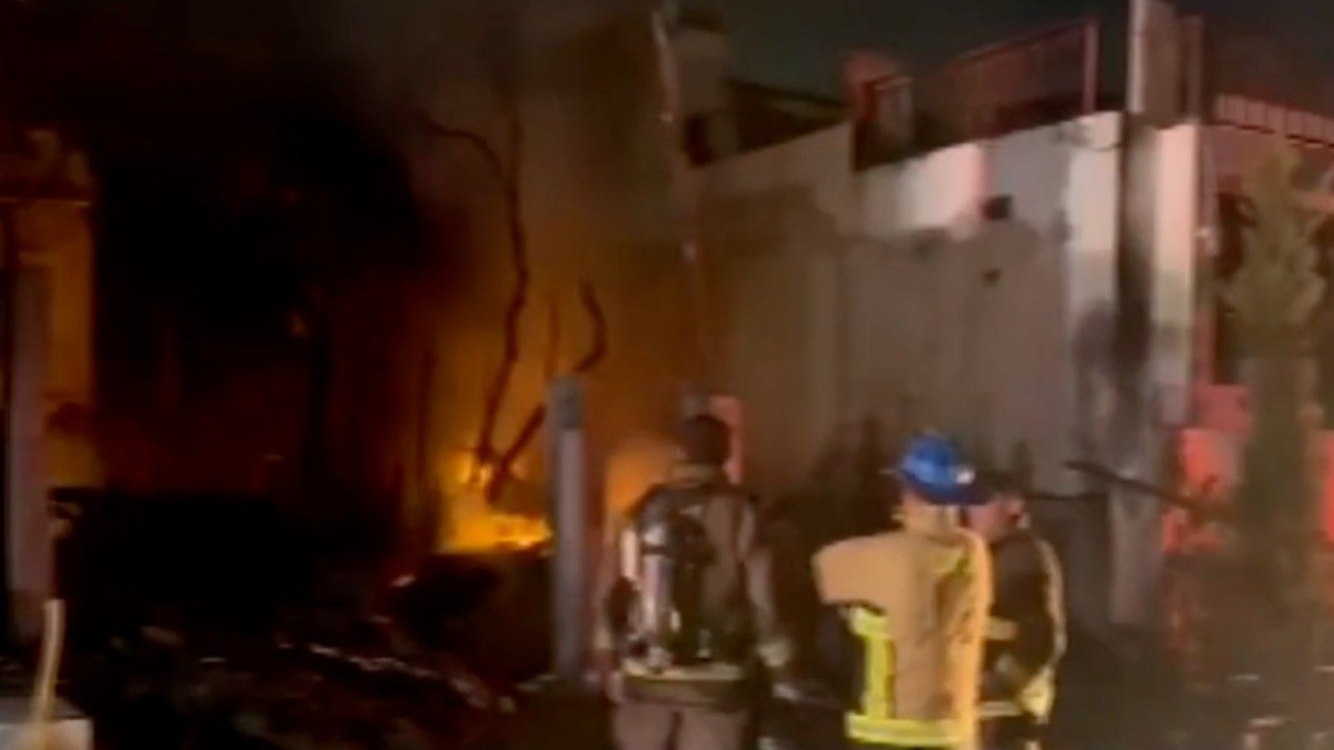 ¡Por pirotecnia! Abuelita queda atrapada en incendio, su hijo la salva, pero pierde todo