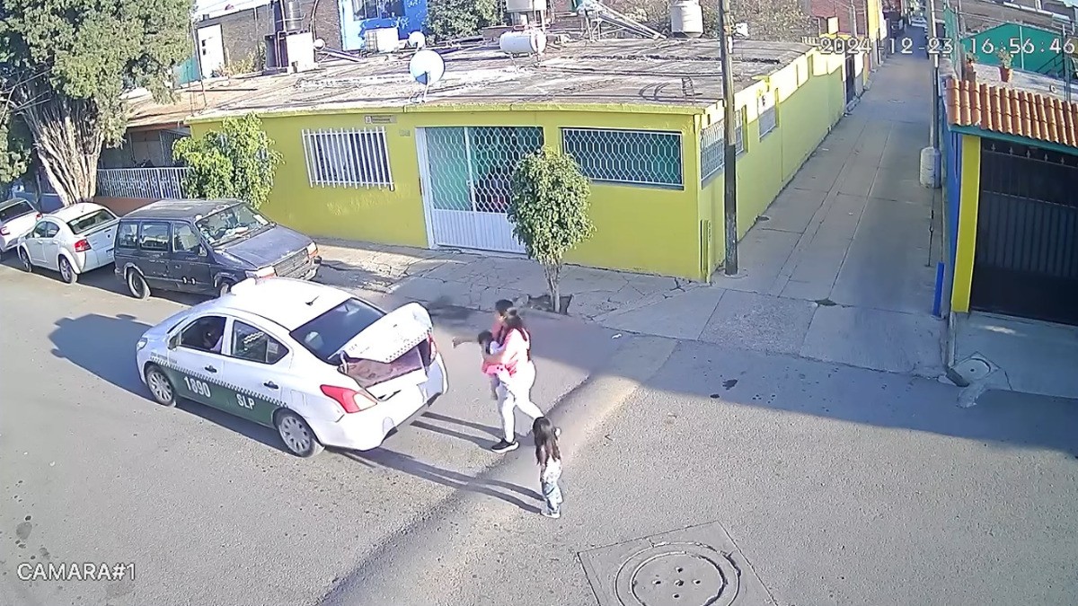 VIDEO ¡Se roba la Navidad! Taxista huye con la cajuela repleta de los regalos de una familia