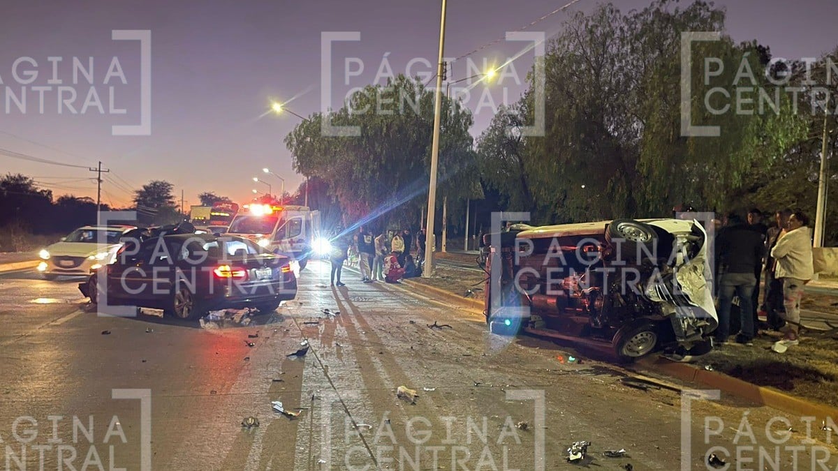 Conductor de minivan de personal iba por Ecobulevar, de repente lo chocó un BMW y volcó