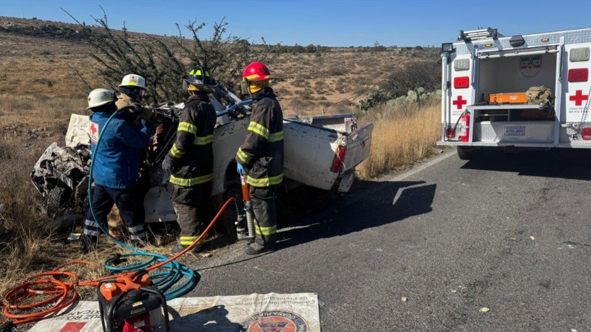¡Choque frontal! Mueren dos personas prensadas en aparatoso accidente