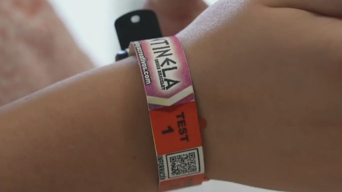 Pulsera Centinela, una solución para detectar bebidas adulteradas y drogas en tu vaso