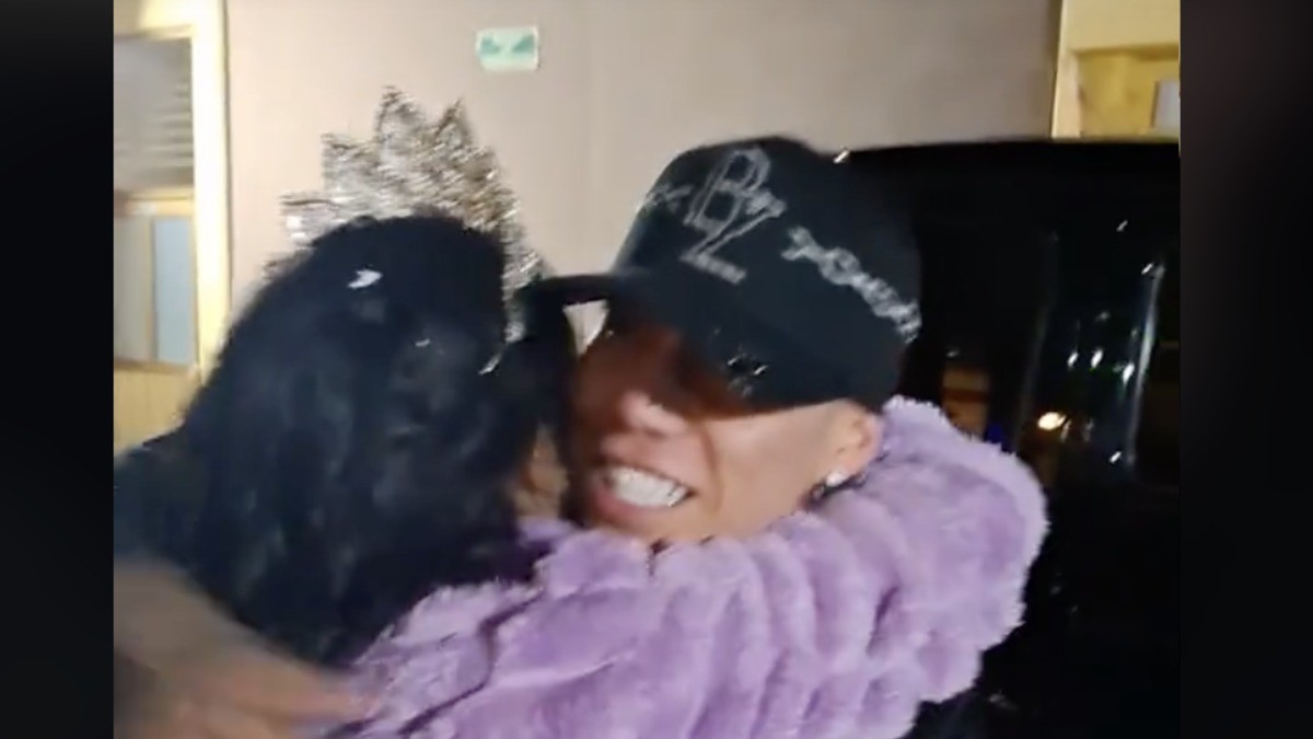 VIDEO Santa Fe Klan cae de sorpresa en fiesta y emociona a la quinceañera