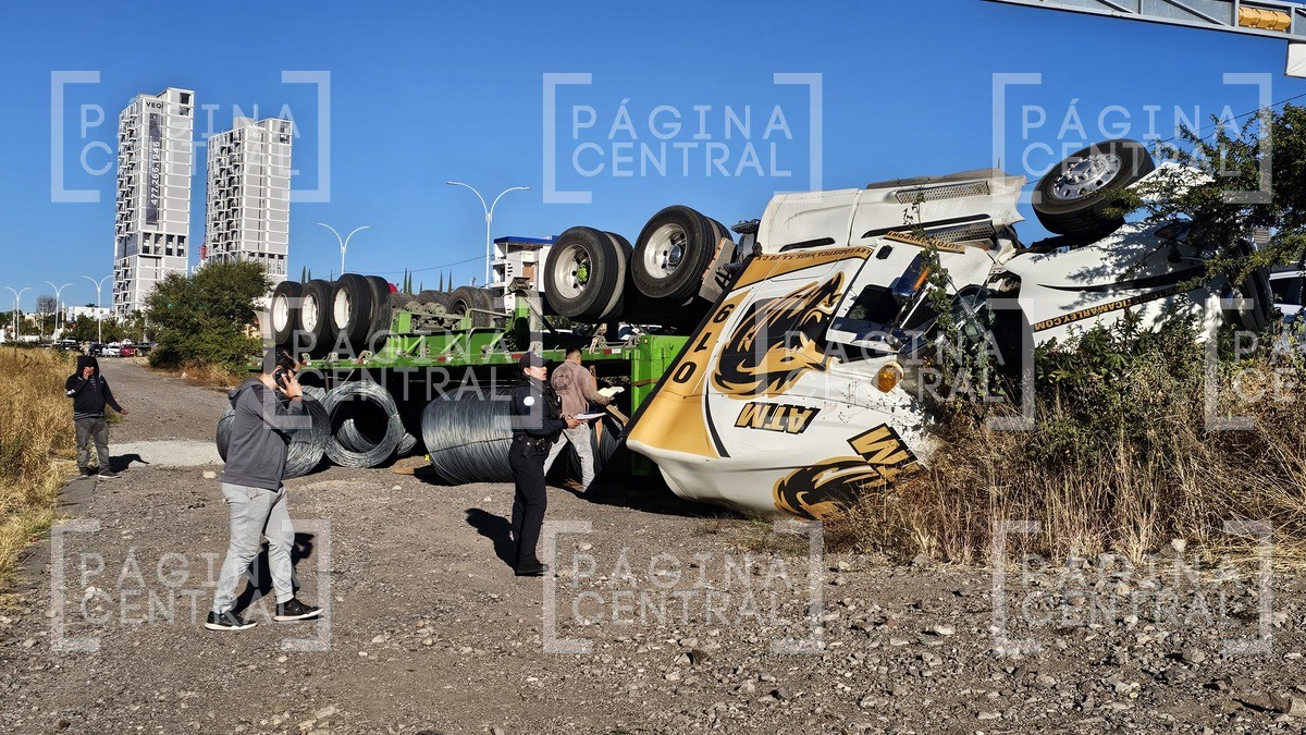 ¡Fallan los frenos! Conductor pierde el control de camión y vuelca en el bulevar Morelos