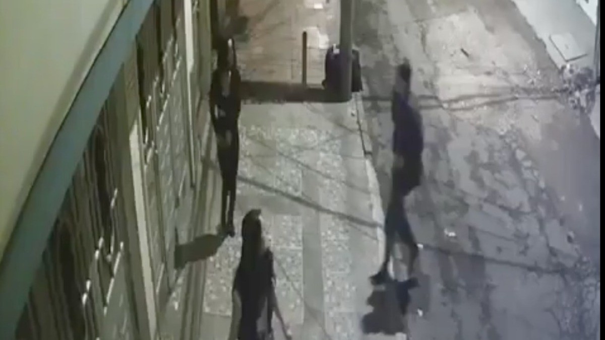 ¡Consternación! Captan cómo un encapuchado mata a puñaladas a la mamá de tres hijos