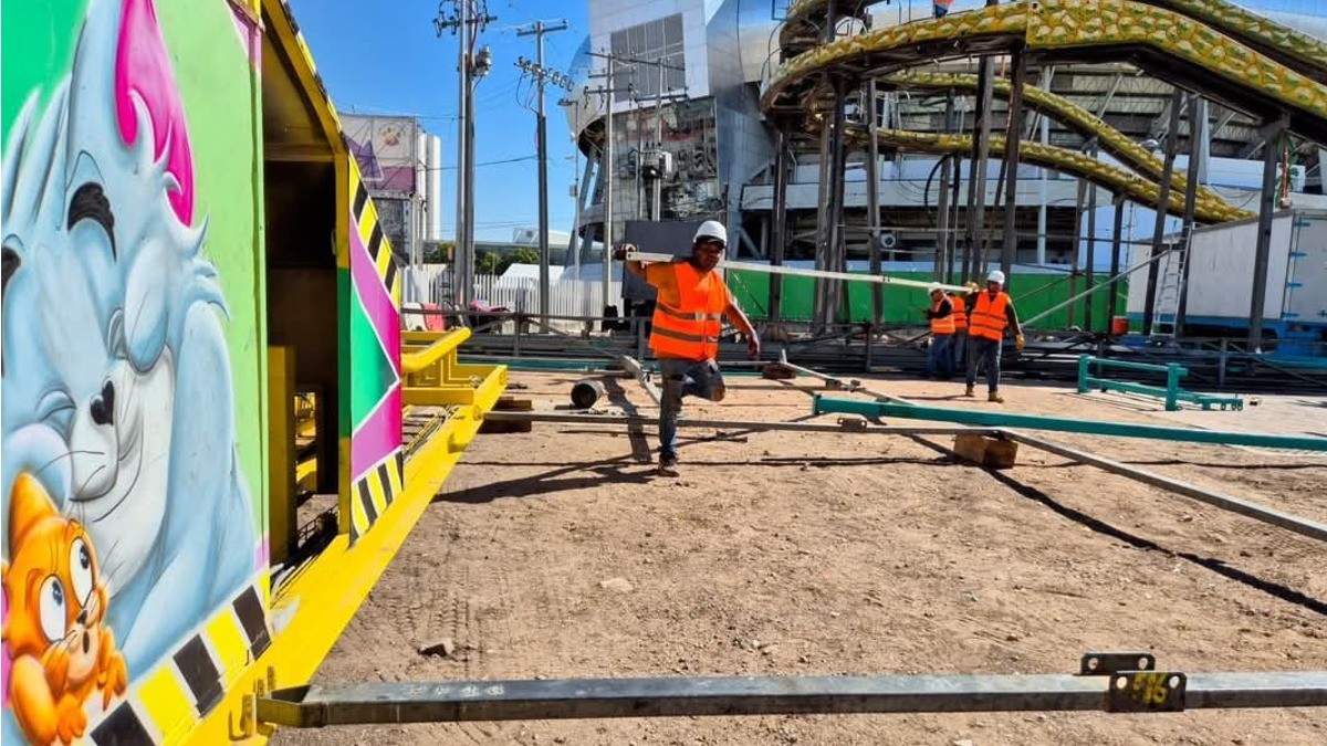 ¡Ya falta menos! Inicia la instalación de los juegos mecánicos de la Feria de León