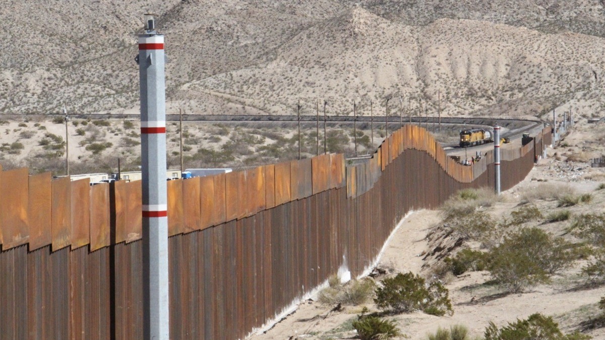 Detendrá EU a familias de migrantes, asegura zar 