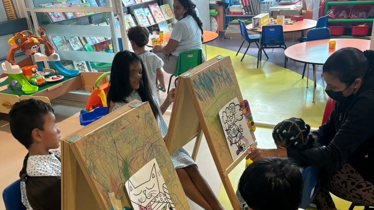 León tiene tres aulas para que los niños aprendan desde el hospital