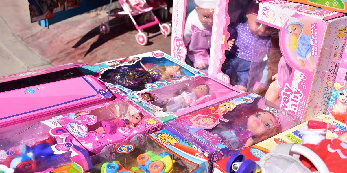 Coalcomán, Michoacán, agradece con desfile y música, regalos de 'El Mencho'