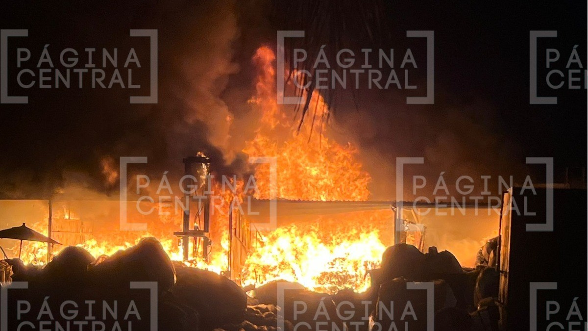 Alarma incendio en Rivera de la Presa; consume recicladora