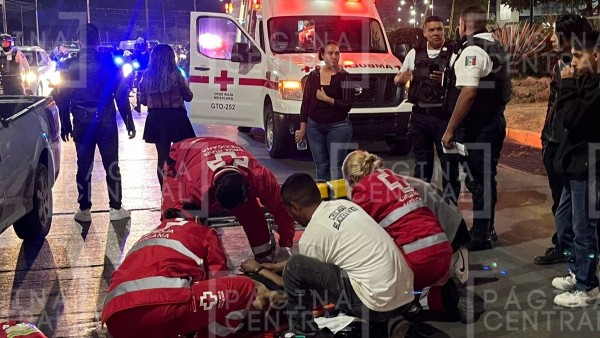 Taxista arrolla a ciclista en libramiento; no usó el puente peatonal