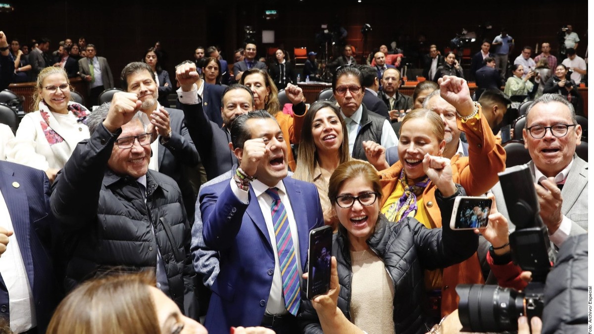 Cambia la Constitución Morena cada 15 horas