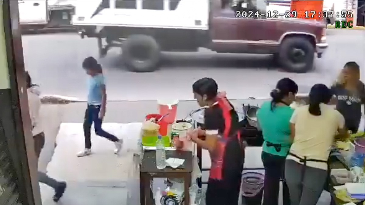 VIDEO Clienta enojada lanza cazo de aceite hirviendo contra una cocinera en una fonda