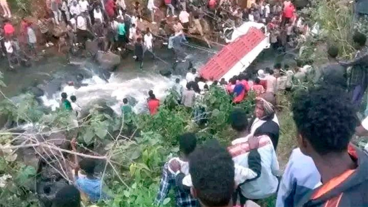 Camión con invitados a una boda cae a un barranco y deja 71 muertos