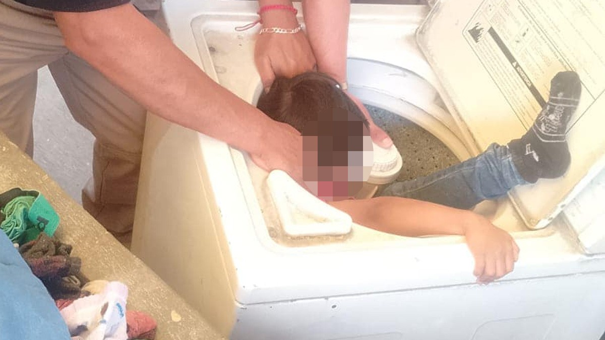 Niño se mete a lavadora y queda atrapado; esto hicieron para liberarlo