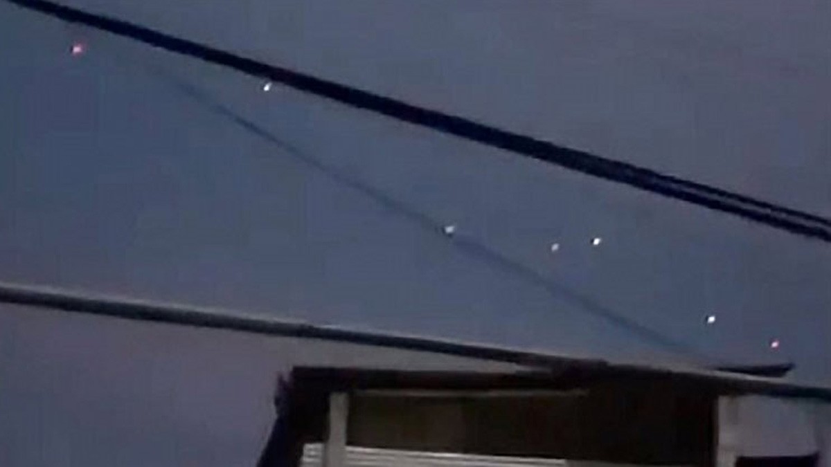 VIDEO ¿Avistamiento OVNI en México? Captan flotilla de extrañas luces sobre el cielo