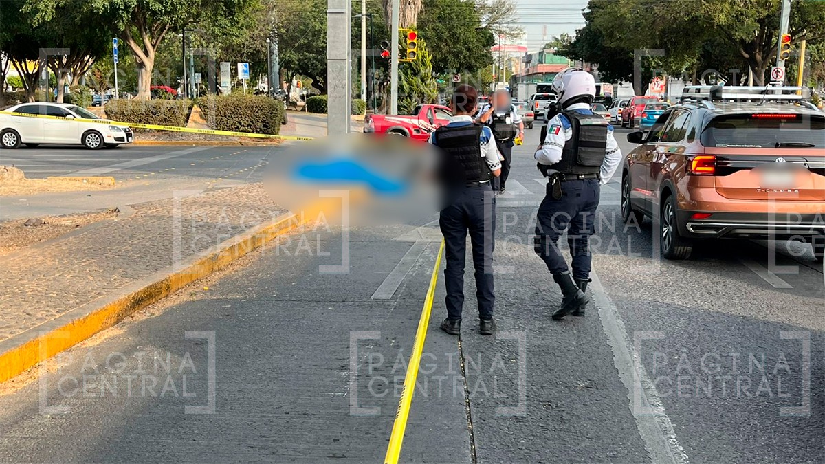 Joven motociclista se impacta contra el poste de un semáforo en Juan Alonso de Torres y muere