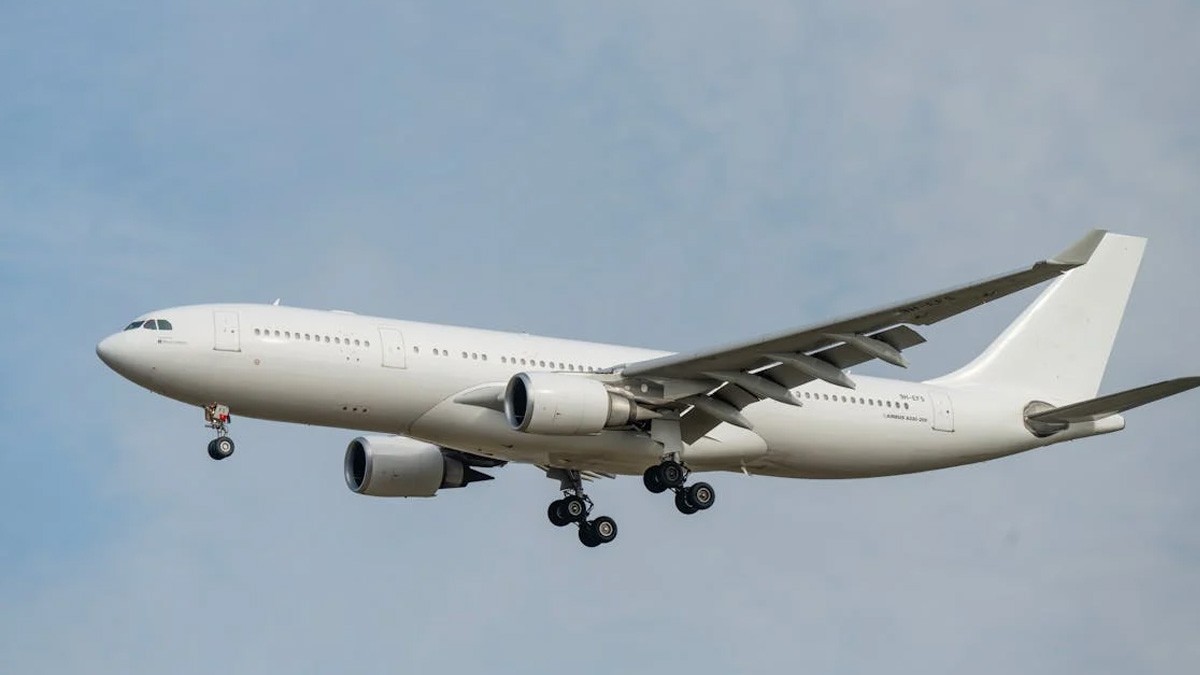 VIDEO Mujer abre la puerta de emergencia de un avión y sale por el ala