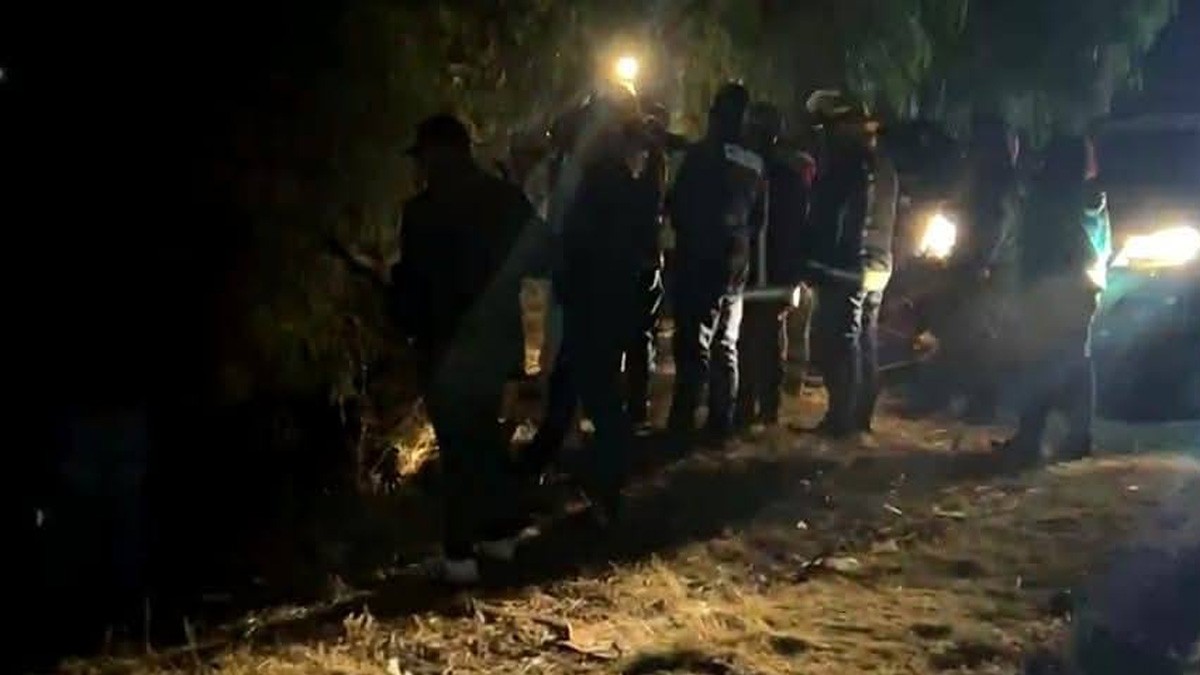 Ladrones roban una camioneta y tiran a dos hombres y un menor a una barranca de 30 metros