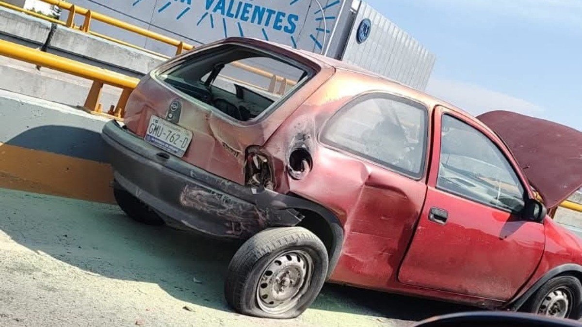 Chevy falla cuando iba por carril de alta, se detiene y lo chocan por atrás