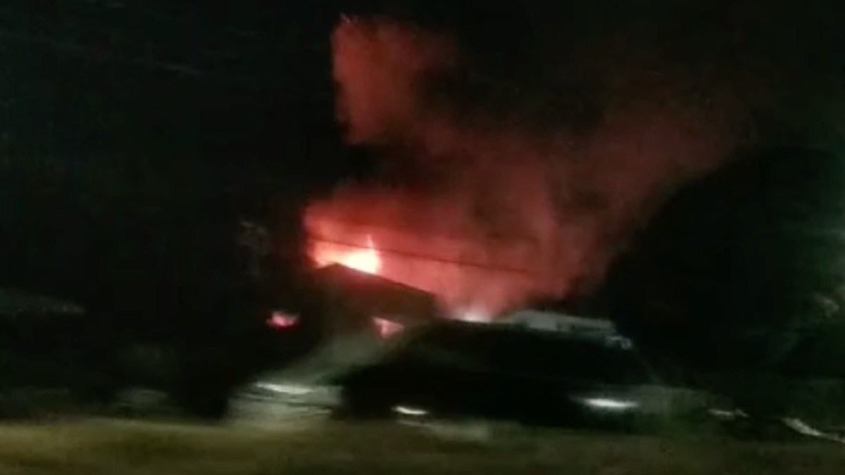 ¡Otro voraz incendio! Fuego arrasa con carpintería en Lomas de los Castillos