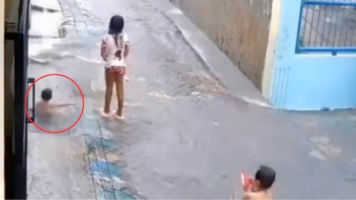 Niño de 3 años jugaba con hermanitos en la lluvia y de repente cayó a una alcantarilla