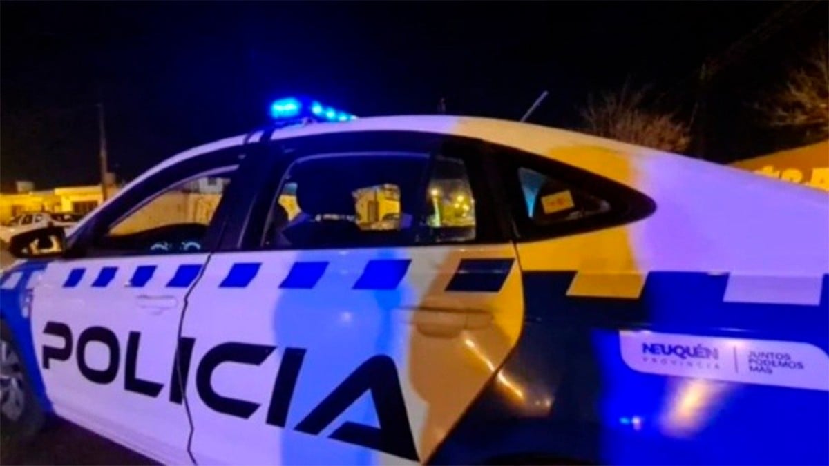 Papás dejan a su bebé en una camioneta para ir a un baile; policía lo rescata