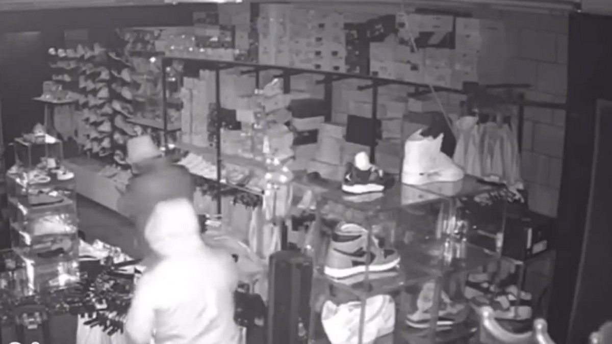 VIDEO Ladrones entran a un local de ropa y se llevan medio millón de pesos en mercancía