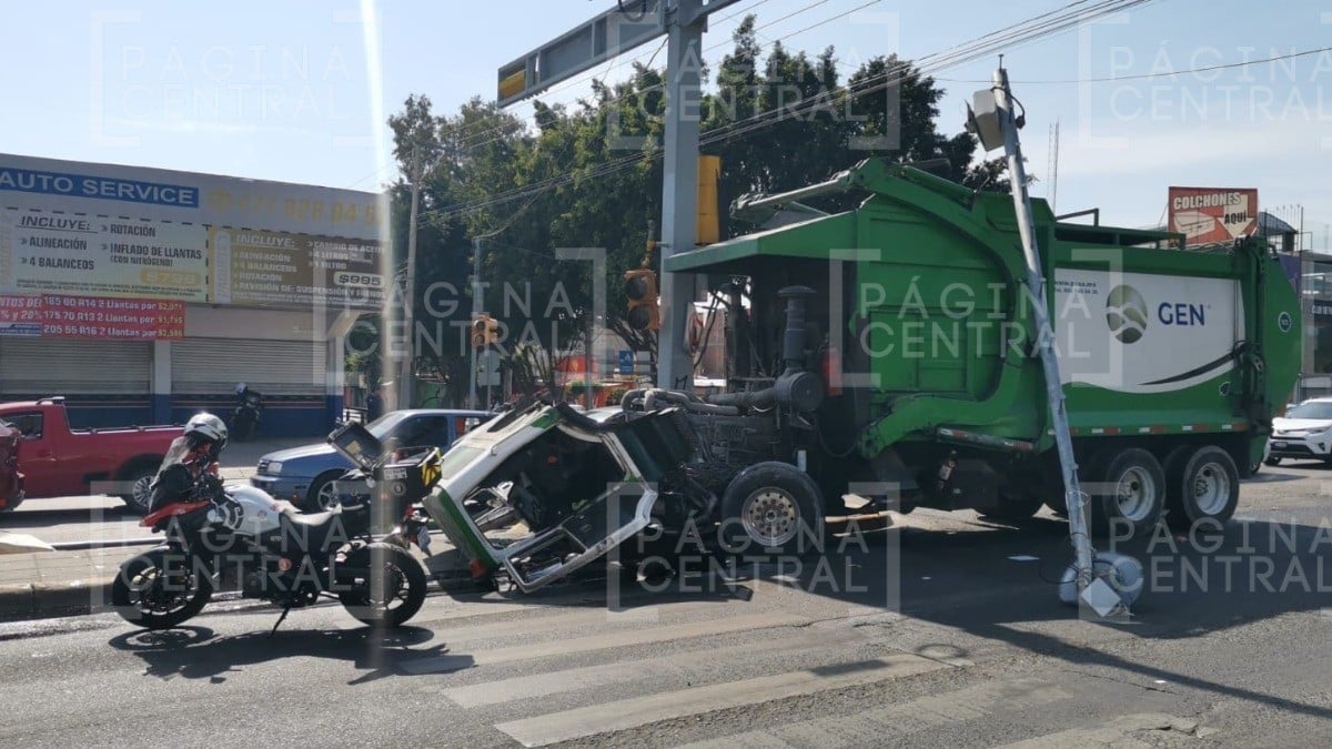 ¡Sin frenos! Camión de basura se sube a camellón para evitar tragedia y se parte en dos