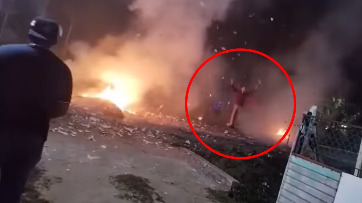 VIDEO Jóvenes encendían pirotecnia durante el Año Nuevo cuando ebrio los atropella y mata